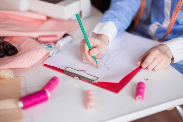 Стильная мода "работает как эскиз новой коллекции в ателье. Концепция креативного дизайна