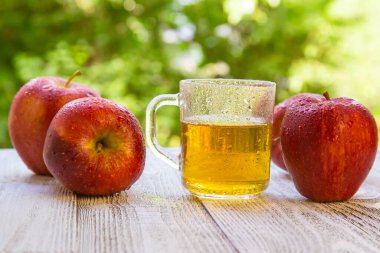 Elma şarabı, verandada meyve suyu, tahtada, yeşil b 'de.