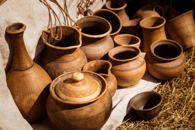 Çamur, saman ve doğal bez içinde çömlek pişirdi. Pamuk, keten, saman, bardak ve el yapımı sürahiler.