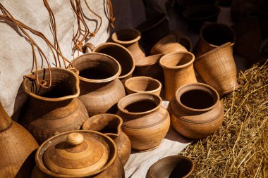 Çamur, saman ve doğal bez içinde çömlek pişirdi. Pamuk, keten, saman, bardak ve el yapımı sürahiler.