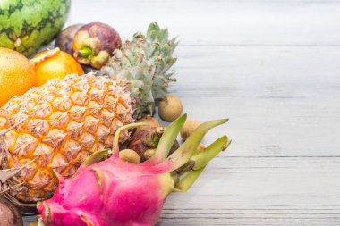 Tayland 'dan gelen meyveler beyaz tahtada. Yazı için yer açın. Pithecha, Pineapple, Longan, Mangosteen