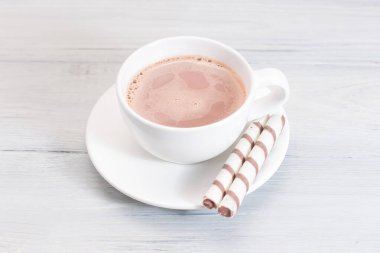 Zencefilli kurabiye, bir fincan marşmelovlu kakao ve koyu ahşap arka planda keçeleşmiş kalpler Sevgililer Günü Sevgililer Günü Üst Manzarası Kutlaması