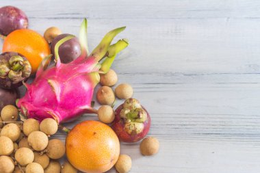 Tayland 'dan gelen meyveler beyaz tahtada. Yazı için yer açın. Pithecha, Longan, Mangosteen