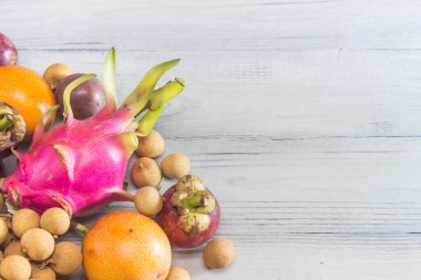 Tayland 'dan gelen meyveler beyaz tahtada. Yazı için yer açın. Pithecha, Longan, Mangosteen