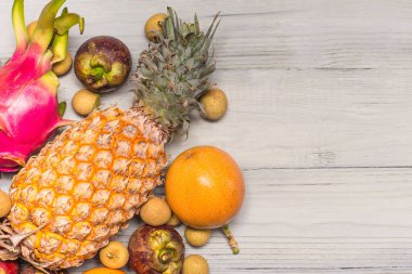 Tayland 'dan gelen meyveler beyaz tahtada. Yazı için yer açın. Pithecha, Pineapple, Longan, Mangosteen