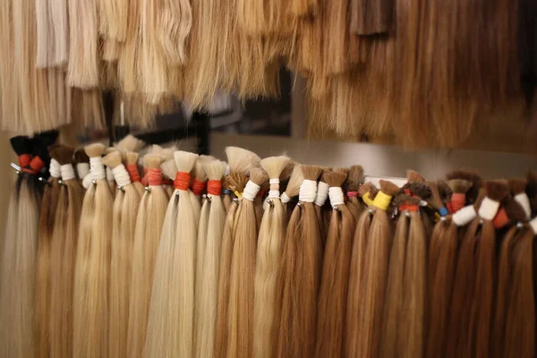 Nsan Saçı Uzantılarında Tek Klipsin Çeşitli Renkleri — Stok fotoğraf