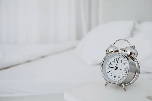 Silberne Uhren Zeigen Uhr Einem Verschwommenen Weißen Bett Guten Morgen — Stockfoto