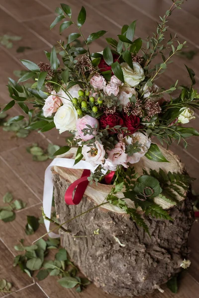 Novio Sosteniendo Las Manos Delicado Caro Moda Ramo Flores Boda — Foto de Stock