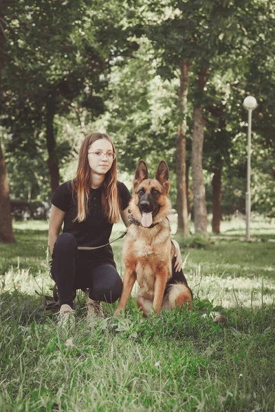 Eine Frau Mit Einem Schäferhund Einem Park Retro Tonung — Stockfoto
