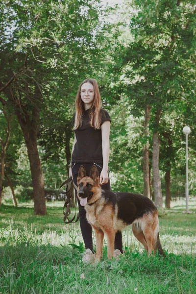 Een Vrouw Met Een Duitse Herder Een Park — Stockfoto