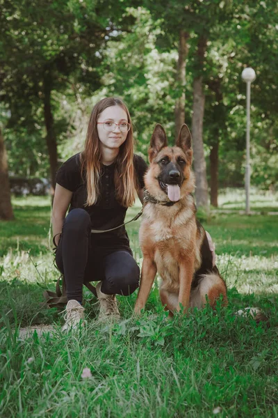 Une Femme Avec Berger Allemand Dans Parc — Photo