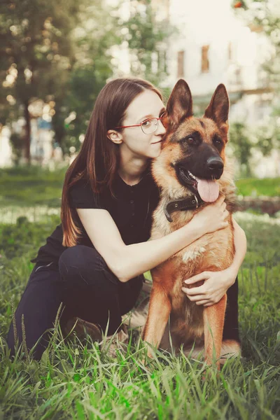 Une Femme Avec Berger Allemand Dans Parc Rétro Tonification — Photo