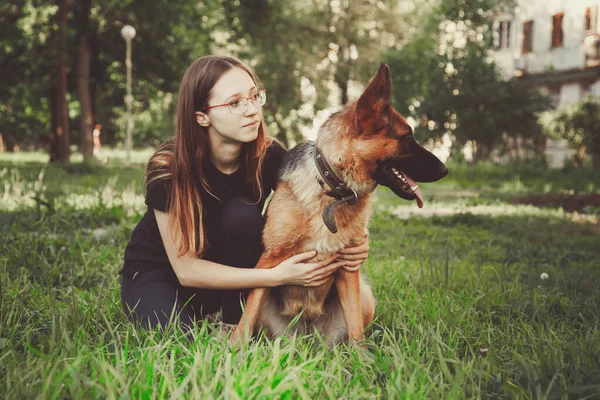 Eine Frau Mit Einem Schäferhund Einem Park Retro Tonung — Stockfoto