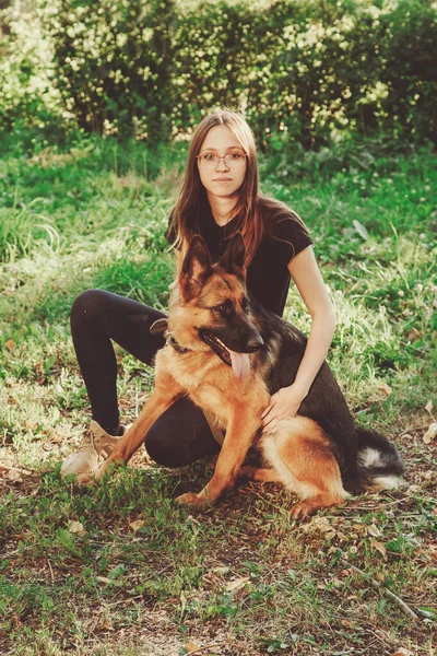 Eine Frau Mit Einem Schäferhund Einem Park Retro Tonung — Stockfoto