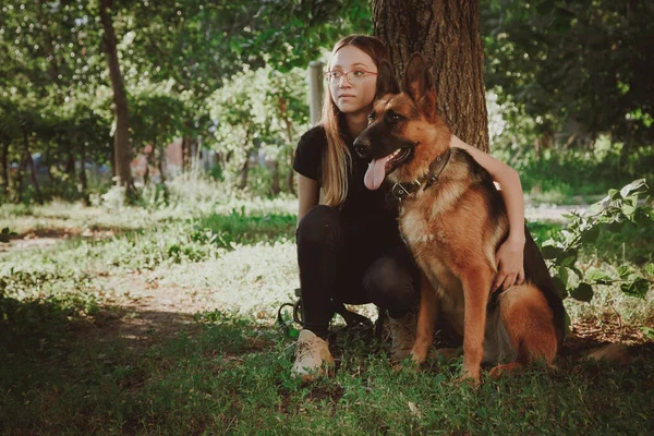 Uma Mulher Com Pastor Alemão Num Parque Tonificação Retrô — Fotografia de Stock