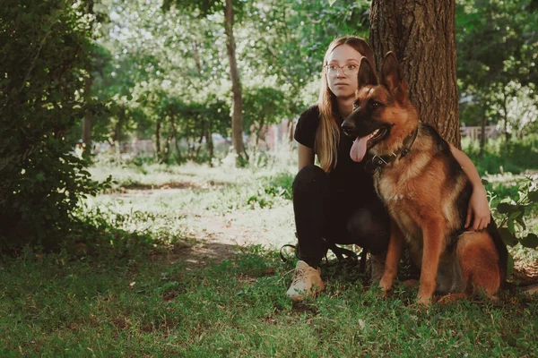 Une Femme Avec Berger Allemand Dans Parc Rétro Tonification — Photo