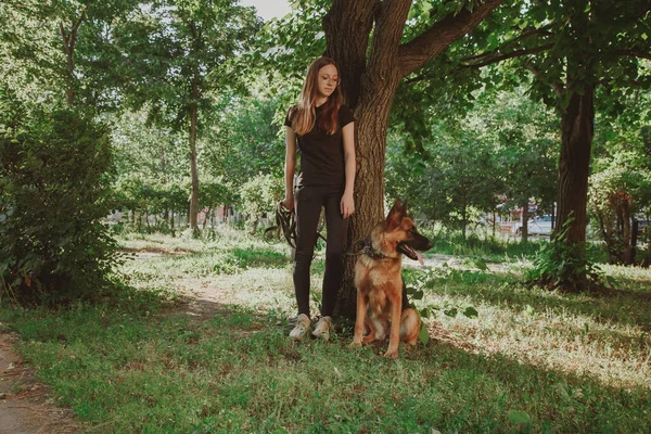 Une Femme Avec Berger Allemand Dans Parc Rétro Tonification — Photo