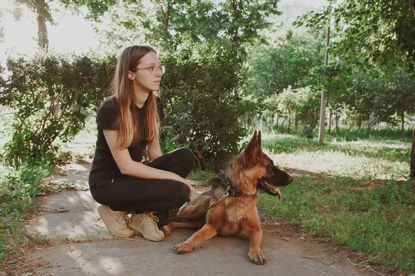 Une Femme Avec Berger Allemand Dans Parc — Photo