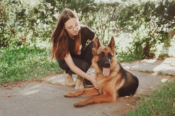 Uma Mulher Com Pastor Alemão Parque — Fotografia de Stock