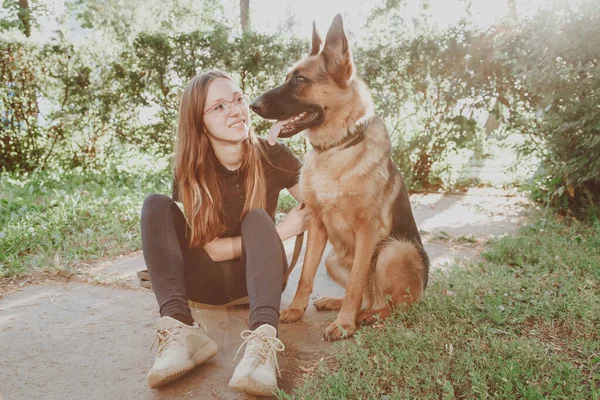 Eine Frau Mit Einem Schäferhund Einem Park — Stockfoto