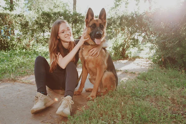 Een Vrouw Met Een Duitse Herder Een Park — Stockfoto