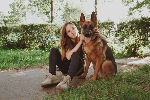 Eine Frau Mit Einem Schäferhund Einem Park — Stockfoto