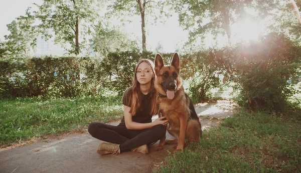 Eine Frau Mit Einem Schäferhund Einem Park — Stockfoto