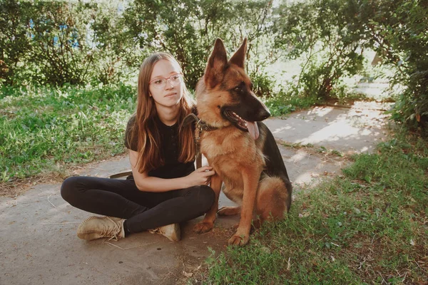 Uma Mulher Com Pastor Alemão Parque — Fotografia de Stock