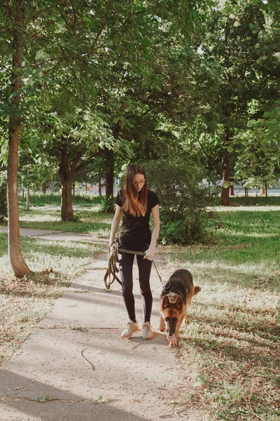 Une Femme Avec Berger Allemand Dans Parc Rétro Tonification — Photo