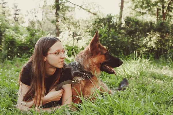 Une Femme Avec Berger Allemand Dans Parc — Photo