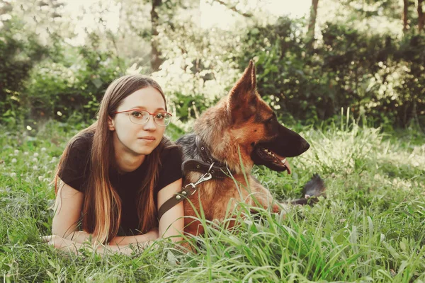 Een Vrouw Met Een Duitse Herder Een Park — Stockfoto