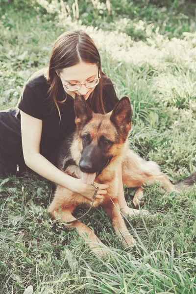 Une Femme Avec Berger Allemand Dans Parc — Photo