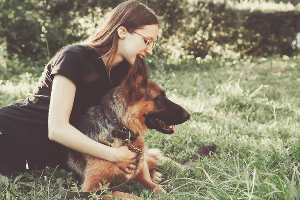 Een Vrouw Met Een Duitse Herder Een Park — Stockfoto