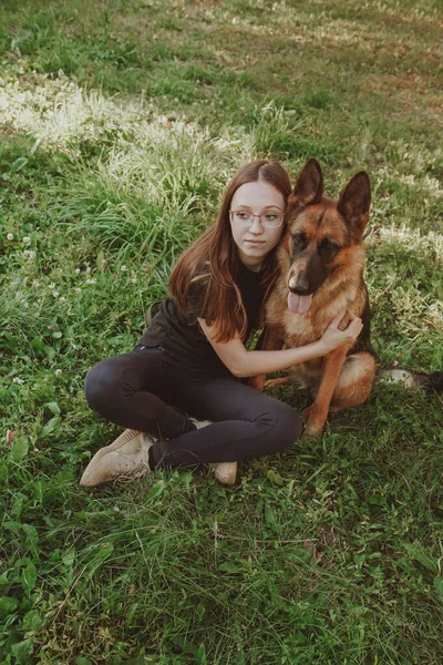 Parkta Alman Çoban Köpeği Olan Bir Kadın — Stok fotoğraf