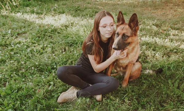 Une Femme Avec Berger Allemand Dans Parc Rétro Tonification — Photo