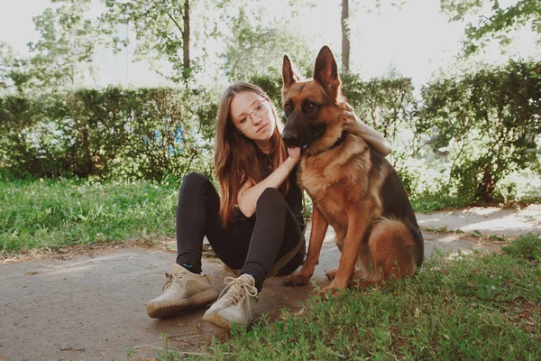 Parkta Alman Çoban Köpeği Olan Bir Kadın Royalty Free Stock Images