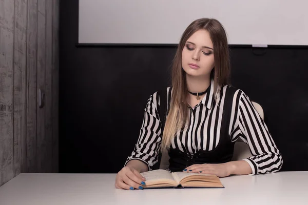 Hipster Mujer Adolescente Sentado Disfrutar Lectura Libro Estilo Vida Copiar — Foto de Stock