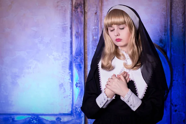 Religiös Nunna Begreppet Religion Blå Bakgrund Blondin Med Klarblå Ögon — Stockfoto