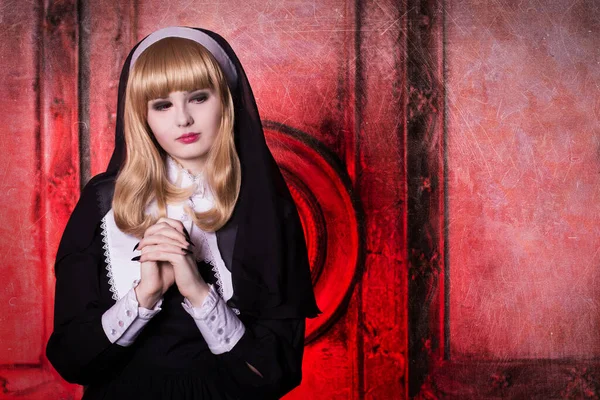 Religiöse Nonne Konzept Der Religion Auf Rotem Hintergrund Blond Mit — Stockfoto