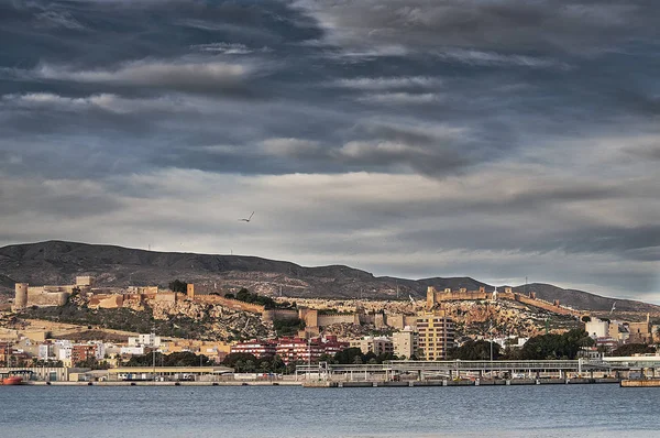 Alcazaba 'nın denizden görünüşü