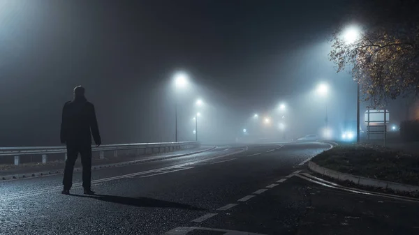 Muž stojící zády ke kameře v zimním kabátě.. — Stock fotografie