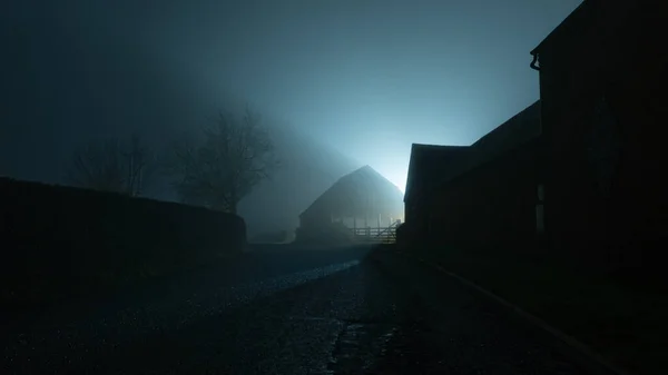 Ένας σκοτεινός κακόκεφος επαρχιακός δρόμος που πηγαίνει στο βάθος, δίπλα στη φάρμα τη νύχτα. — Φωτογραφία Αρχείου