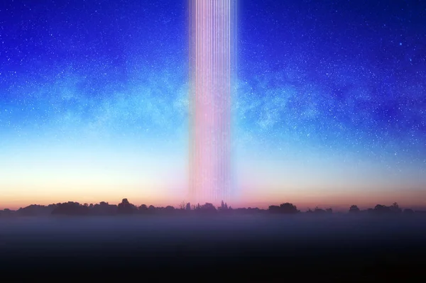 Néon, brilhante arco-íris de luzes subindo para o céu. Contra um fundo de estrelas. No campo ao nascer do sol . — Fotografia de Stock