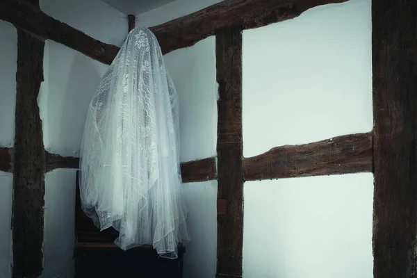 Fantasma Assustador Flutuando Acima Uma Caixa Metal Canto Velho Edifício — Fotografia de Stock