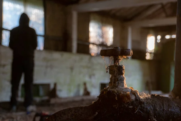 Uma Figura Assustadora Encapuzada Num Edifício Abandonado Ruínas Com Uma — Fotografia de Stock