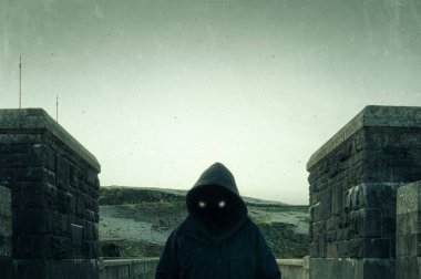 Korkunç, kapüşonlu, parlak şeytani gözleri ve yüzünün olması gereken yerde boş siyah alanı olan, kışın kırsal bir yolda duran biri. Klasik, desenli bir grunge düzenleme ile.
