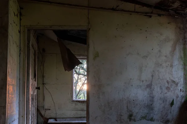 Une Maison Sinistre Abandonnée Avec Lumière Soleil Venant Par Une — Photo