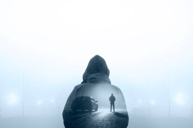 Karamsar, kapüşonlu bir şahsın sisli bir gecede arabanın yanında duran bir adamla çifte pozu..