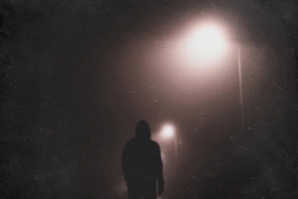 Hooded Man Standing Street Light Back Camera Foggy Winters Night — Stock Photo, Image