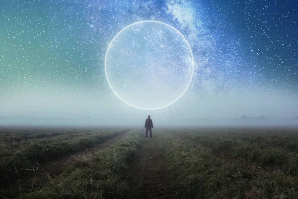 Bilim Kurgu Konsepti Gece Gökyüzünde Parlayan Bir Portalla Bir Tarlada — Stok fotoğraf
